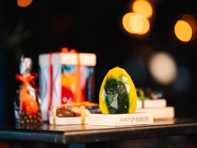 Pasiunea Transformată în Artă: Ciocolata Guilty Pleasure – love made chocolate și Creațiile Fără Limite