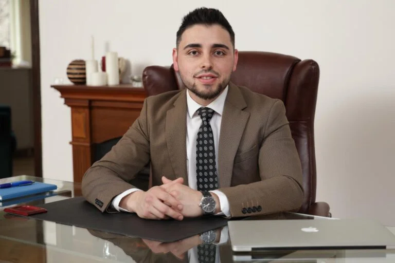 Denis Ilinescu și Noua Generație: Reprezentarea Tineretului în Politica Românească